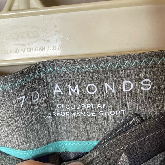 7 Diamonds Cloudbreak Hybrid Short Sz 33 NWT - Picture 3 of 8